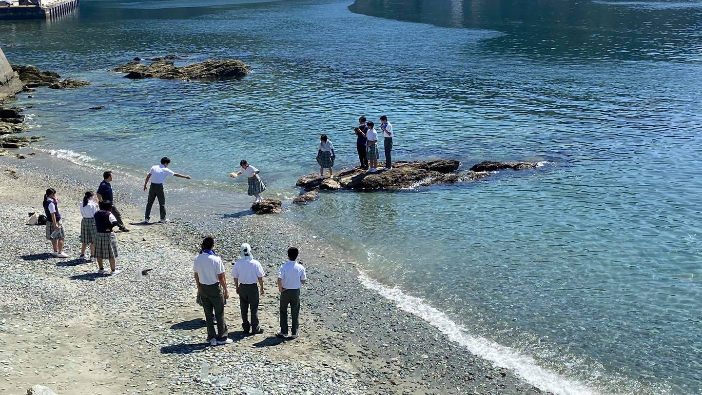 三崎高校生と海水採集